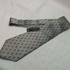 New tie with tag featuring a chic pattern 100% silk